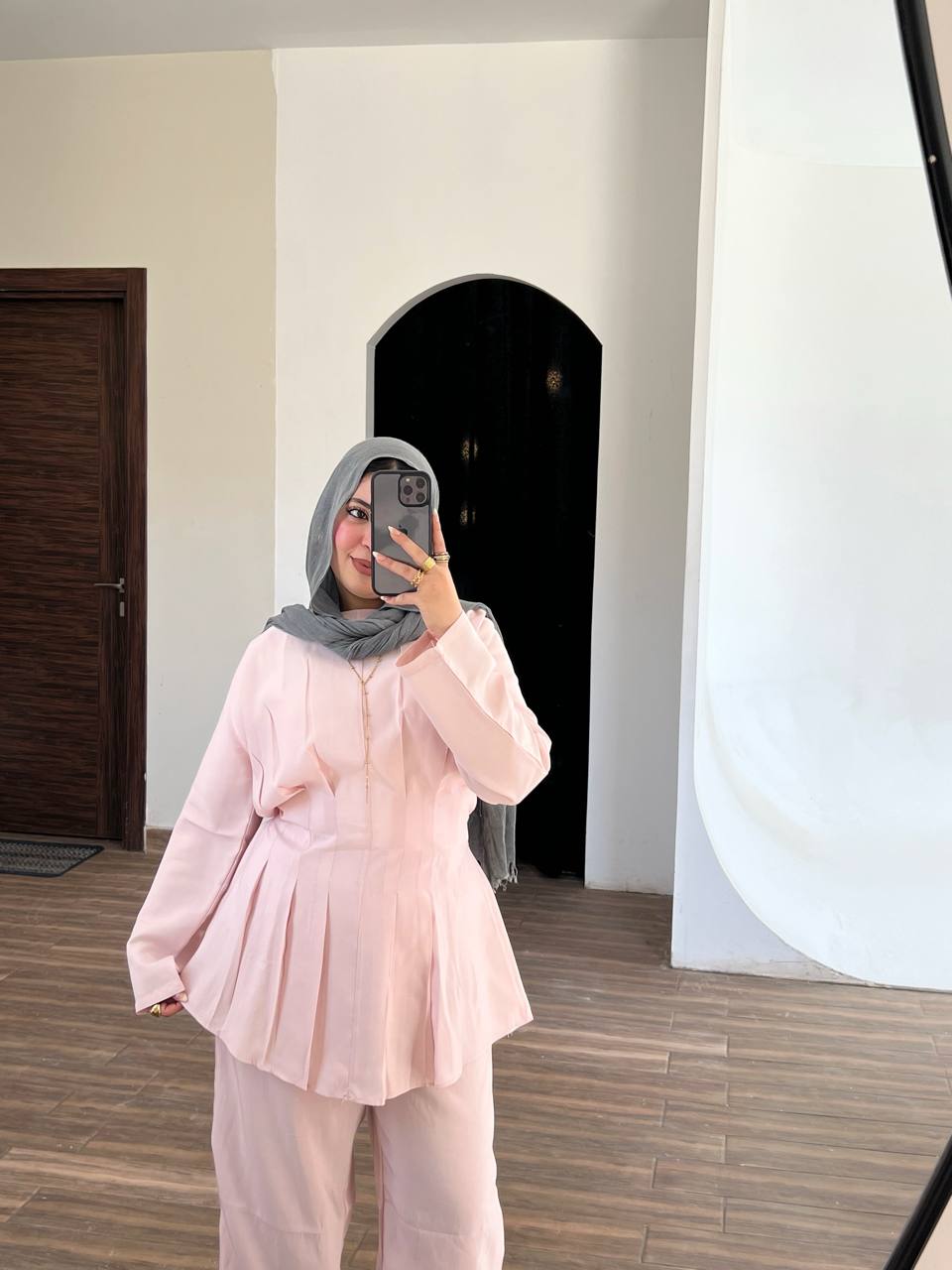 Suit خطيره فاللبس❤️🫶🏼
الوانها ولا غلطه 📌
ماترياال كوبرا  ماتريال مستورده ✨ خامه مناسبه جدا  للصيف
Size to 75kg