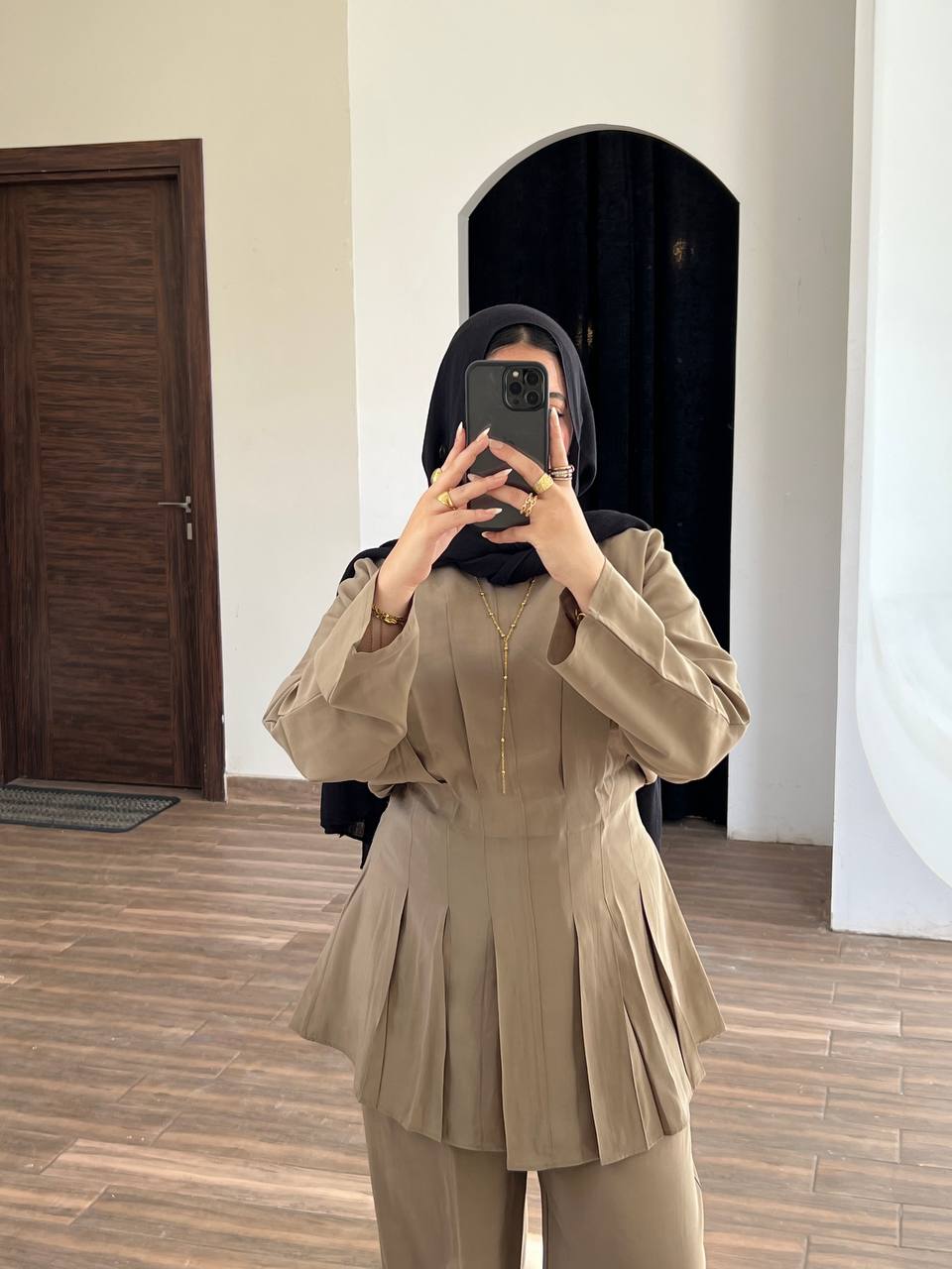 Suit خطيره فاللبس❤️🫶🏼
الوانها ولا غلطه 📌
ماترياال كوبرا  ماتريال مستورده ✨ خامه مناسبه جدا  للصيف
Size to 75kg